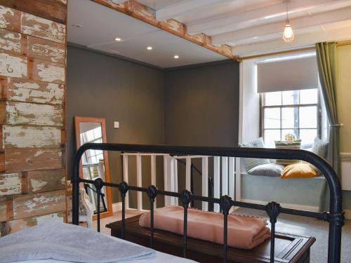 een slaapkamer met een stapelbed in een kamer bij Beck View Cottage in Staithes