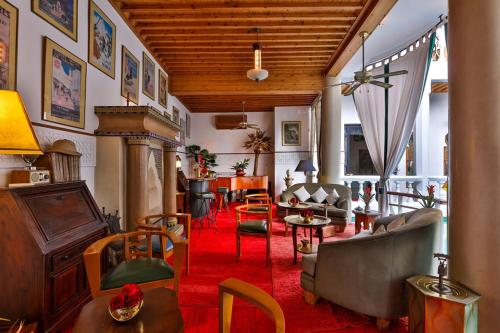 マラケシュにあるRiad Moucharabieh Matisseのリビングルーム(ソファ、テーブル、椅子付)