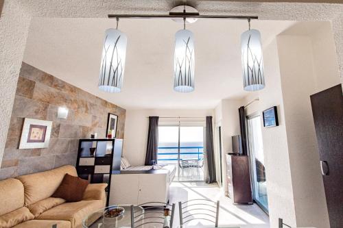 阿德赫的住宿－Paraiso Del Sur Playa，客厅配有沙发和桌子