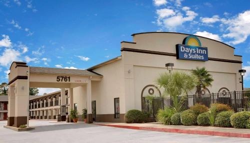 a view of a days inn and suites at Days Inn & Suites by Wyndham Opelousas in Opelousas