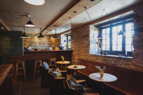 Albion Aberteifi في كارديغان: مطعم فيه طاولات وكراسي في الغرفة