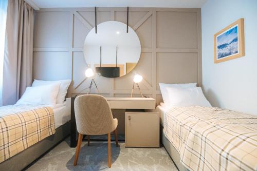 Un pat sau paturi într-o cameră la Hotel Rajska dolina Jahorina
