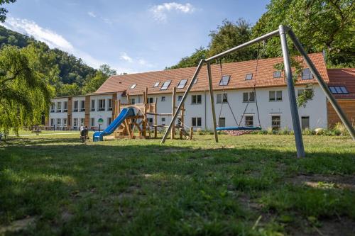 une aire de jeux vide devant un bâtiment dans l'établissement Thalmühle, à Meisdorf