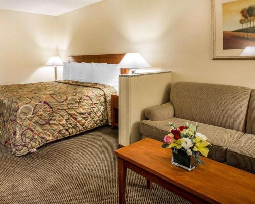 Ruang duduk di California Inn and Suites Bakersfield