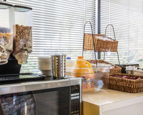 Dapur atau dapur kecil di California Inn and Suites Bakersfield