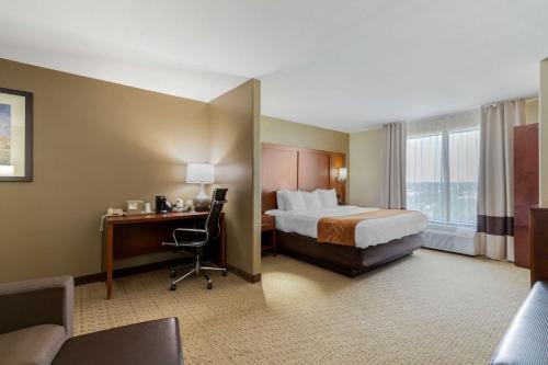 Llit o llits en una habitació de Comfort Suites Pflugerville - Austin North