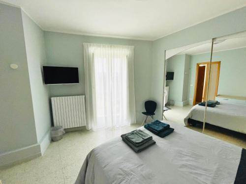 een hotelkamer met een bed en een spiegel bij B&B La finestra sulle Mainarde - Isernia in Isernia
