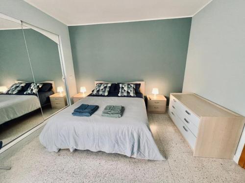 een slaapkamer met een groot bed en 2 spiegels bij B&B La finestra sulle Mainarde - Isernia in Isernia