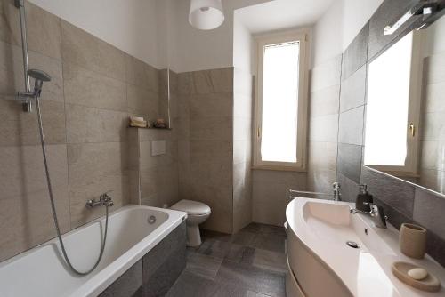a bathroom with a tub and a toilet and a sink at Incantevole appartamento a Perugia in Perugia