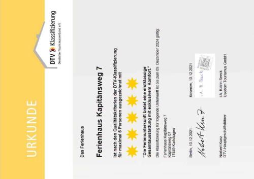 a label for a product with four yellow arrows at Kapitänsweg 07 in Ostseebad Karlshagen