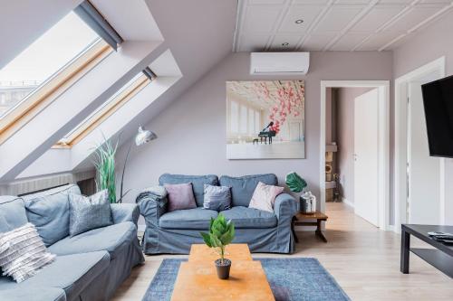 Posedenie v ubytovaní Sunny and Central 3-Bedroom Penthouse with Garage