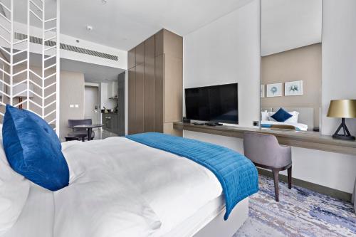 Postel nebo postele na pokoji v ubytování ALiving Luxury Elite Studio Apartment at Business Bay DAMAC Maison Prive 1914
