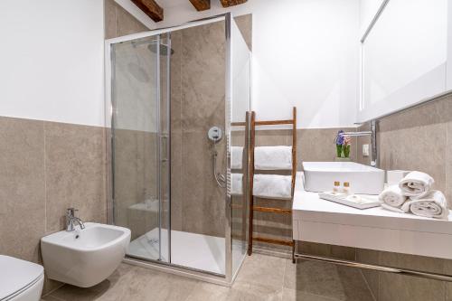 y baño con ducha, aseo y lavamanos. en Residenza San Silvestro, en Venecia