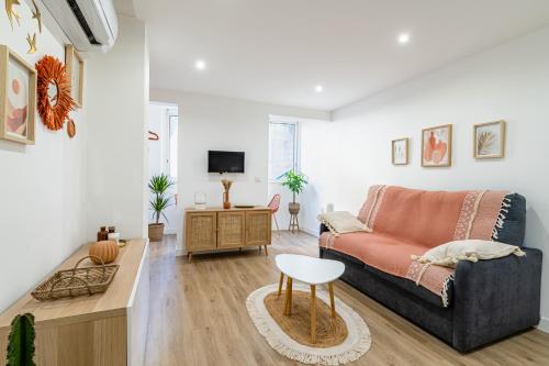 un salon avec un canapé et une table dans l'établissement Le Pitchou par Dodo à Cassis, à Cassis