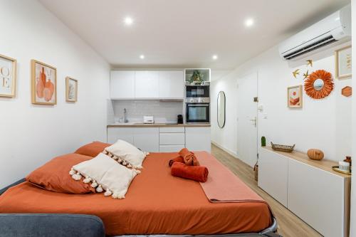 - une chambre avec un grand lit orange dans l'établissement Le Pitchou par Dodo à Cassis, à Cassis