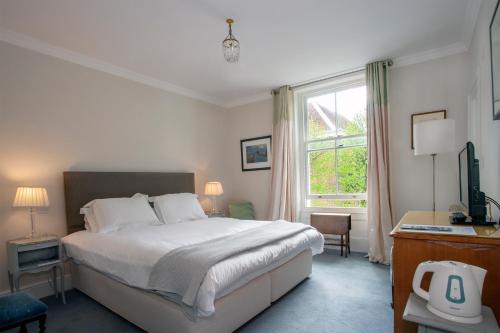 um quarto com uma cama grande e uma janela em Bear's Well Bed & Breakfast em Deal