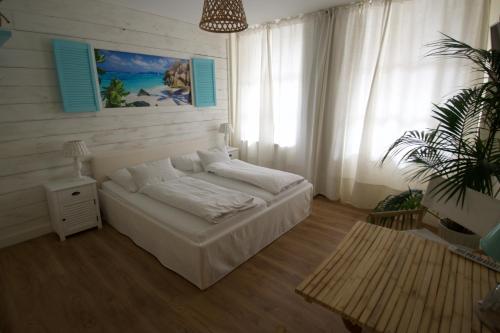 デュッセルドルフにあるLandhaus Hamm THE UNIQUE BOUTIQUE HOTELのベッドと鉢植えのある寝室