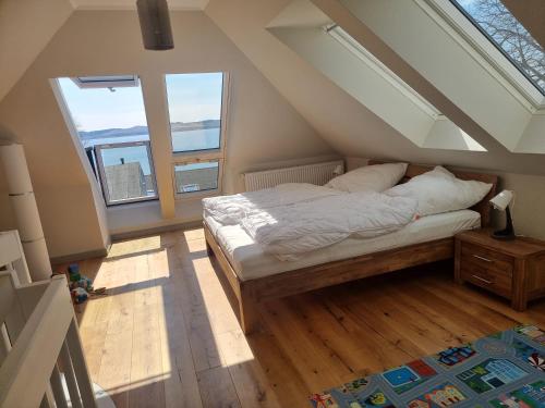 1 dormitorio con 1 cama y 2 ventanas grandes en Visum Mare, en Alt Reddevitz