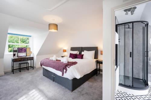 Un dormitorio con una cama grande y una ventana en Blaisedell House by Cliftonvalley Apartments, en Bristol