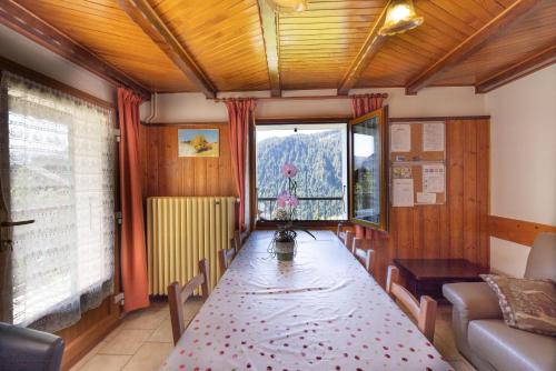 une salle à manger avec une table et une fenêtre dans l'établissement La rose des vents N 2, à Châtel