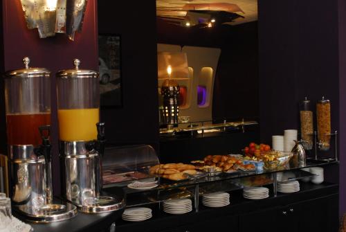 a buffet of food and drinks on a table at Windsor Opera in Paris