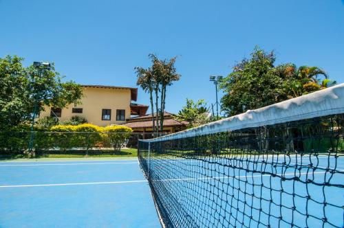 una red de tenis en una pista de tenis en Pousada Brazish, en Paraty