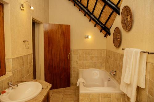 חדר רחצה ב-Kruger Park Lodge - Luxury Inyamatane Chalets