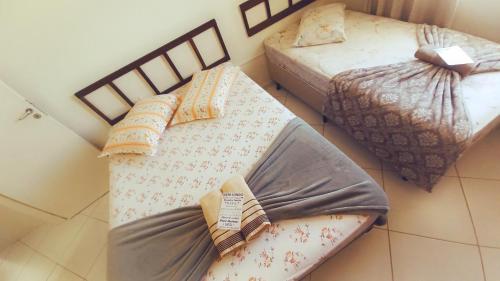 two twin beds in a room with at Casa_Margarida in Penha