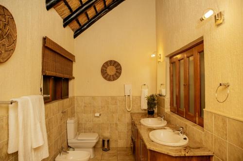 Bilik mandi di INYAMATANE LUXURY LODGES at Kruger Park Lodge