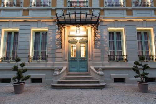 een gebouw met een groene deur en een trap voor de deur bij Villa 216 in Lyon