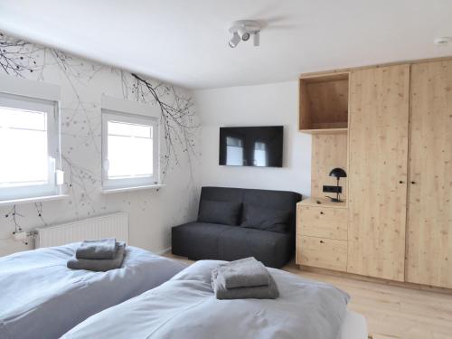 a bedroom with two beds and a couch at Family Mountain Winterberg Chalet privates Haus 10 Pers 4 Schlafzimmer WiFi near Lift in Winterberg