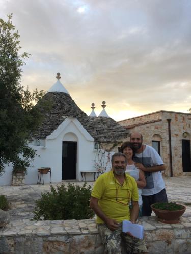 Fontana Vecchia B&B في كاستيلانا غروتي: مجموعة من ثلاثة أشخاص يقفون أمام مبنى