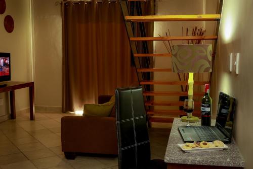 salon z laptopem na stole w obiekcie Hotel @ Tzaneen w mieście Tzaneen