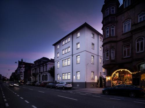 un bâtiment blanc sur le côté d'une rue dans l'établissement Boarding World Heidelberg, à Heidelberg