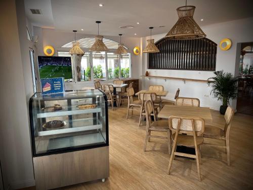 Televisyen dan/atau pusat hiburan di Hostal Marissal by Dorobe