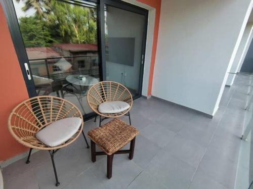 Modern 2-bedroom unit with pool and beach access的阳台或露台