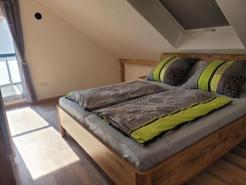 een bed met twee kussens in een kamer bij Ferienwohnung Schertel - Dorsbrunn in Pleinfeld