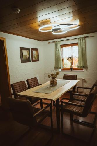 a dining room with a wooden table and chairs at FERIENPARADIES AM KAMMERBERG - ein ganzes Haus für Sie alleine!!! in Weißenhorn