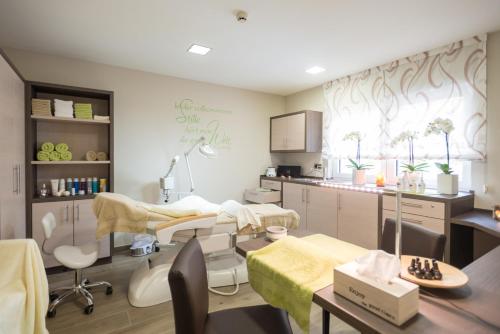 a dental room with a dental clinic at Hotel Haus Tiefenbach in Bullange