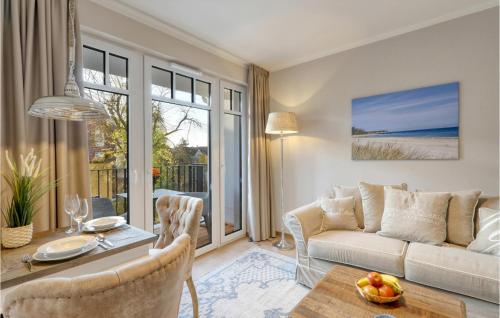 un salon avec un canapé et une table dans l'établissement Baltischer Hof Apartment 24, à Boltenhagen