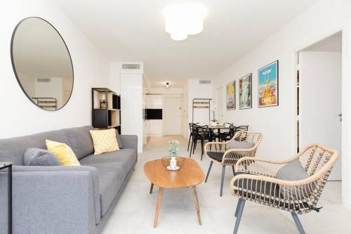 un salon avec un canapé, des chaises et une table dans l'établissement Superb 2 beds 2 baths next to Martinez Hotel, à Cannes
