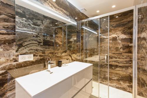 Kúpeľňa v ubytovaní Superb 2 beds 2 baths next to Martinez Hotel
