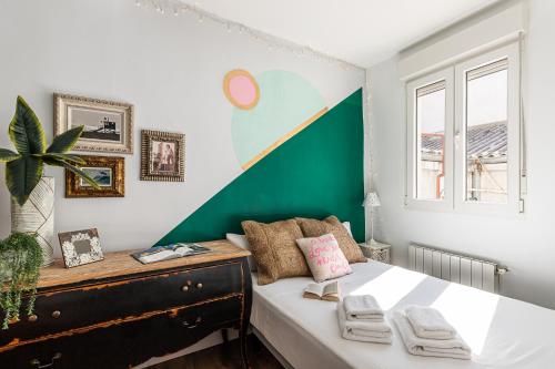 マドリードにあるBNBHolder Spacious Dream SOLの緑の壁、ベッド付きのベッドルーム1室