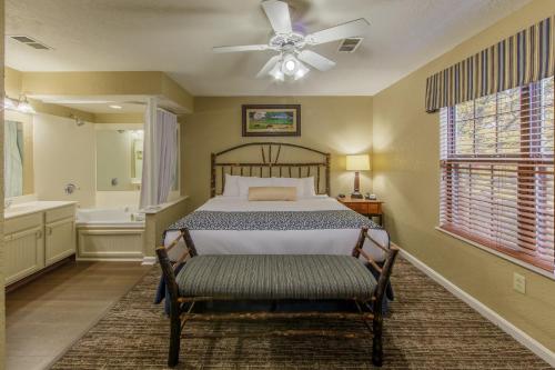 Giường trong phòng chung tại Holiday Inn Club Vacations Oak n Spruce Resort in the Berkshires an IHG Hotel