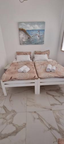 Ένα ή περισσότερα κρεβάτια σε δωμάτιο στο Apartment M&M Portorož
