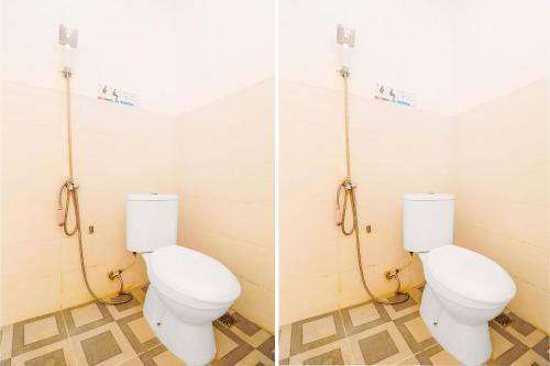 - Baño con 2 aseos en una habitación en OYO 91607 Steze Guest House Syariah en Jambi