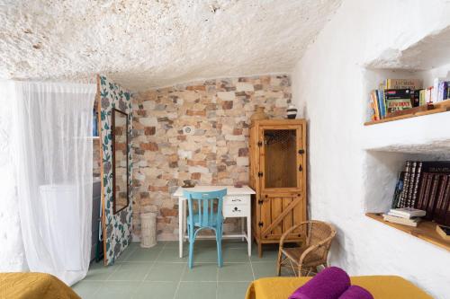 een kleine kamer met een tafel en een bureau bij Casa Cueva Gaspara in Lomo de Arico