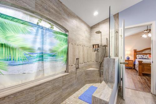 uma casa de banho com um chuveiro e uma porta de vidro em Beautiful Beach Home w/ lakeview, near Disneyworld em West Melbourne