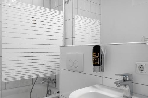 een badkamer met een wastafel en een douche bij Apartment 3, direkt am Bahnhof in Aken