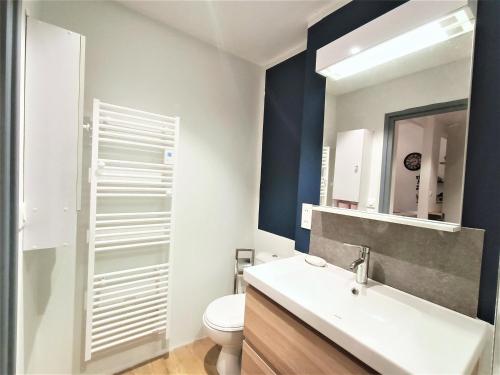 Koupelna v ubytování Superbe T2 avec balconnets en centre-ville, 3***, proche thermes et lac ! - FR-1-555-47